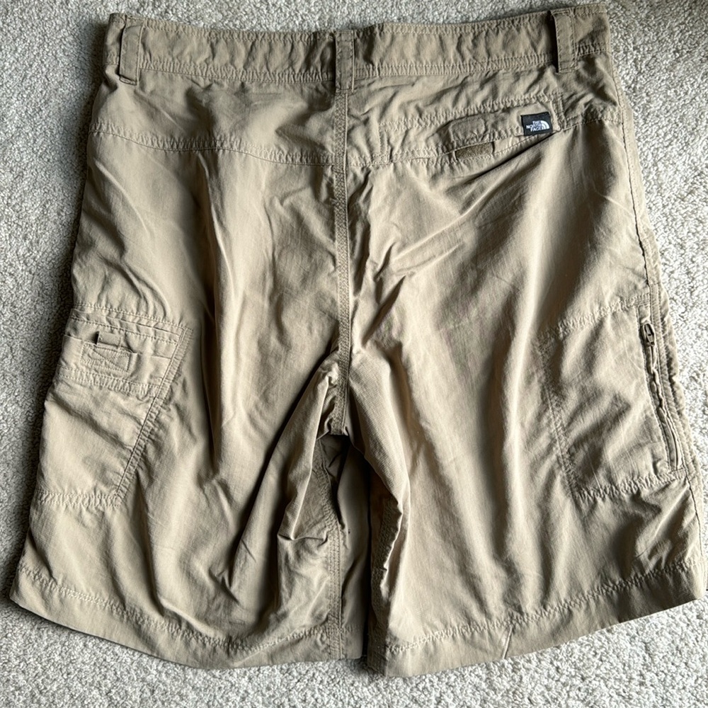 The north face men’s khaki shorts size 34
